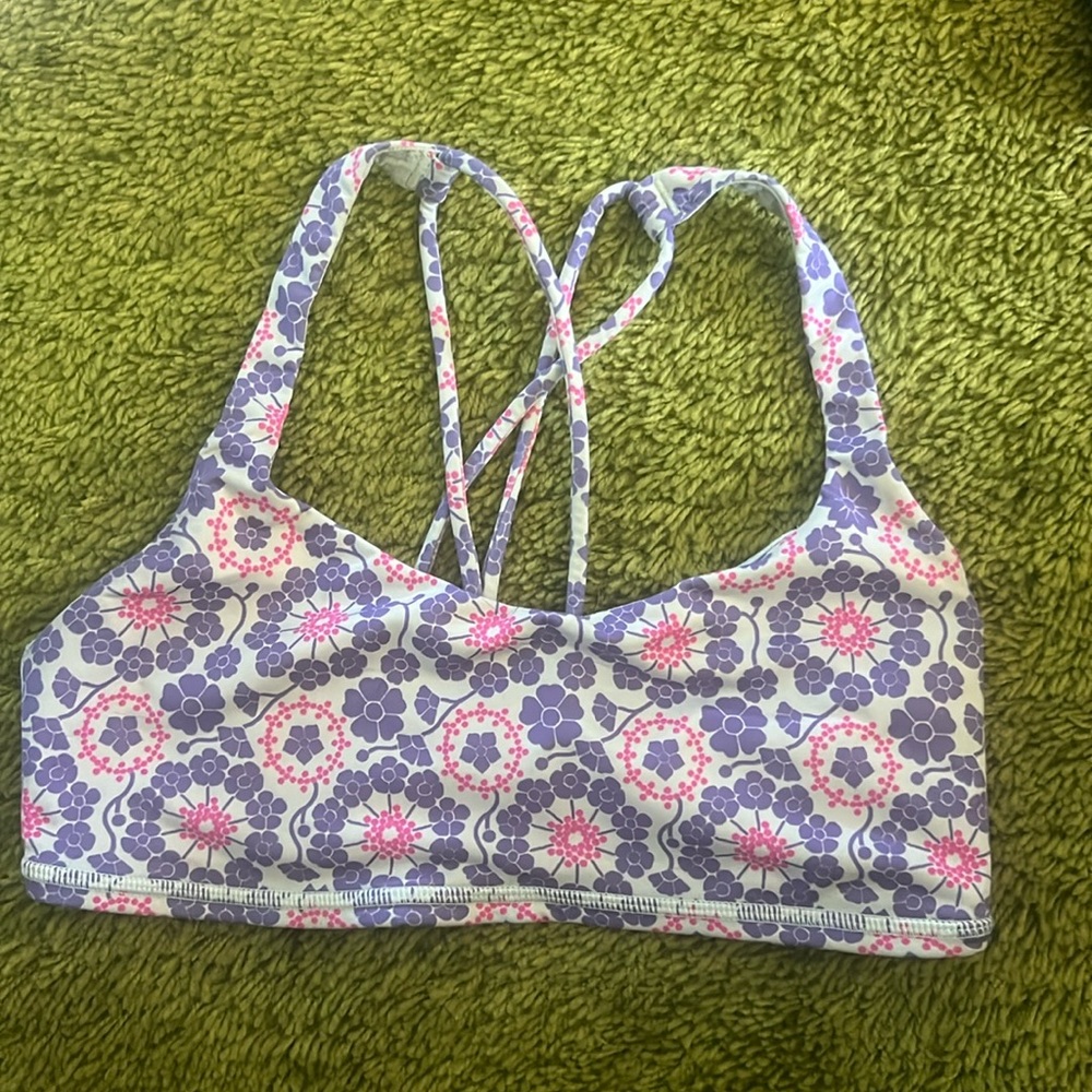 Lululemon criss cross back sports bra, great condition!